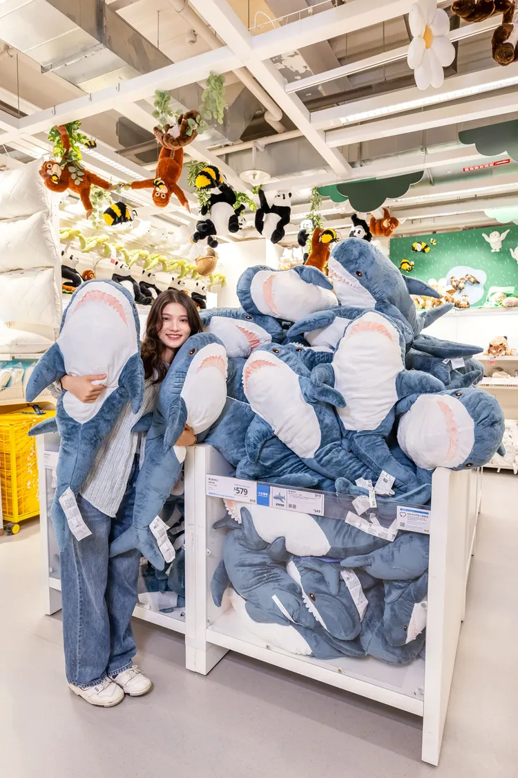 IKEA「一拍即得」活動，最大獎價值10萬家具家飾，相當於打包帶走143隻的人氣鯊鯊。業者提供