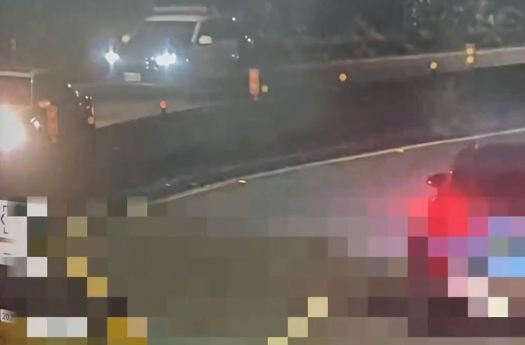 車輛爆胎卡快速道路　一家四口受困！文山暖警馳援解圍