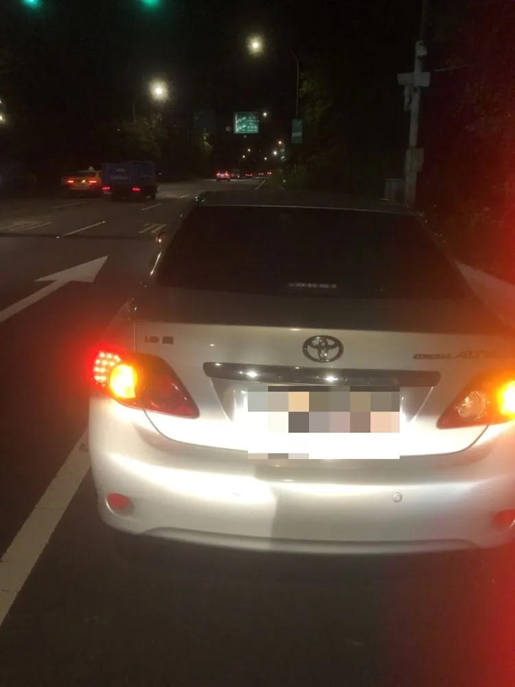 小客車因爆胎受困快速道路上。警方提供