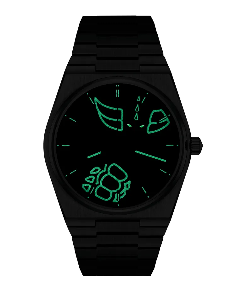 拳頭圖案搭配螢光塗層在夜間更顯力量感十足。品牌提供