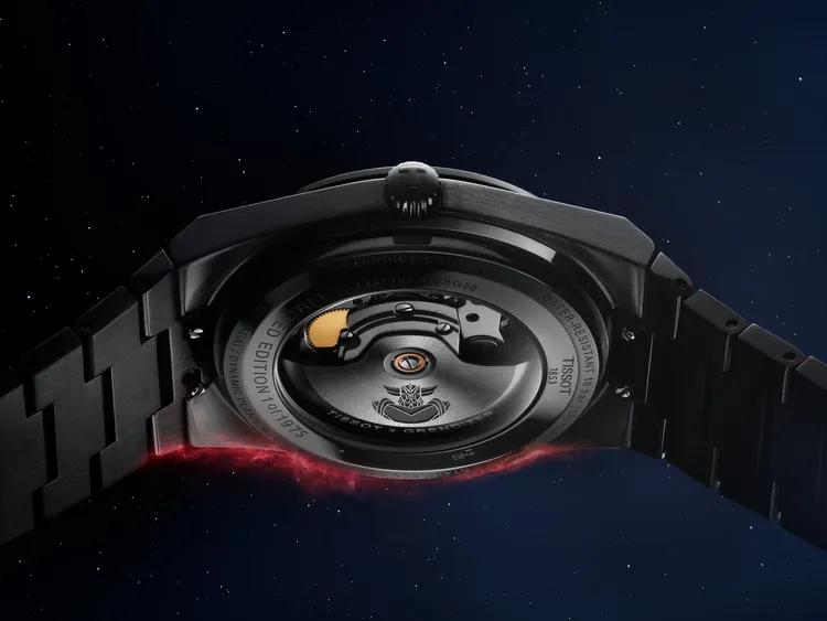 透視後底蓋可見自動盤上鐫刻著金剛戰神半身像。品牌提供