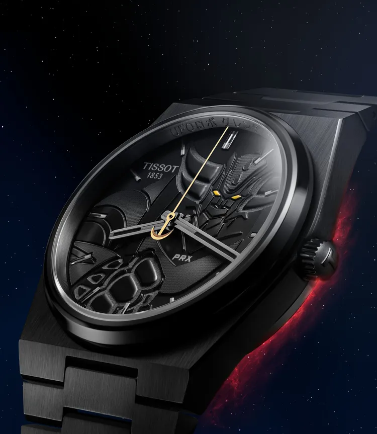 全新聯名錶採用全黑PVD塗層，錶面則能看到金剛戰神拳頭向前的英勇姿態。品牌提供