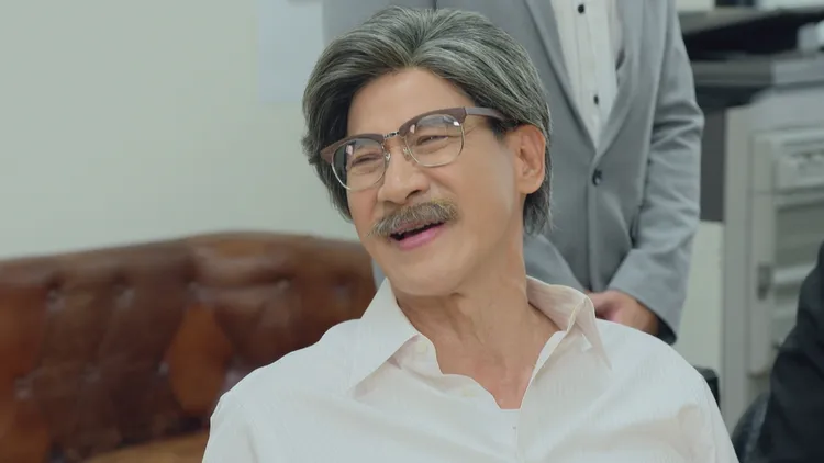 翁家明戲裡有多重身分。民視提供