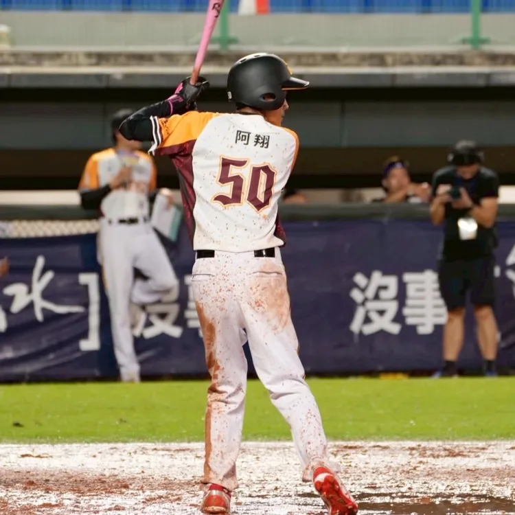 阿翔熱愛棒球，是二壘手，秀打擊英姿。翻攝阿翔臉書