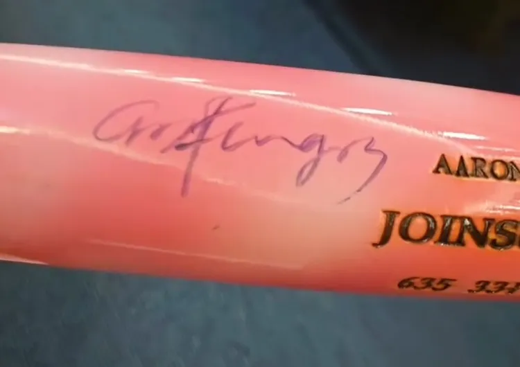 阿翔拿球棒給彭政閔簽名。翻攝阿翔Threads