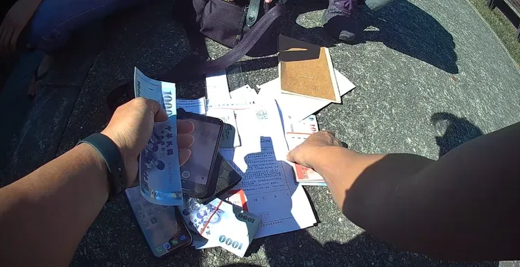 警方當場查扣證物。翻攝畫面