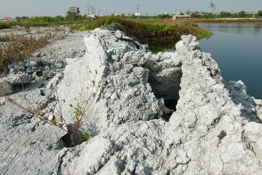 美浓大峡谷翻版!台南麻豆鱼塭被埋石灰12年 环保局重启调查