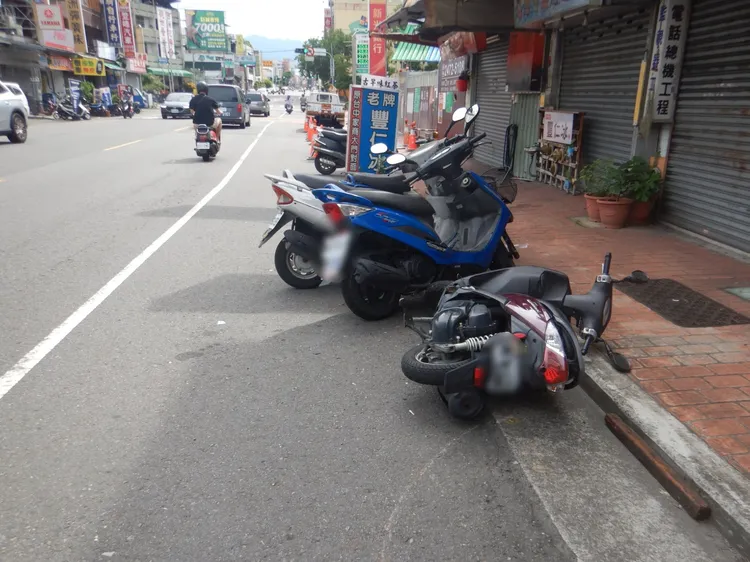 機車被撞倒在地，還推播另2輛機車。民眾提供