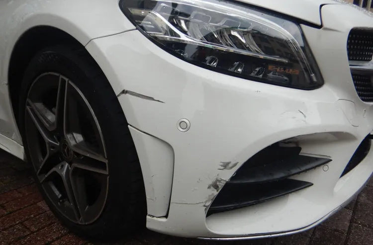 肇逃賓士車車身有明顯撞痕。民眾提供