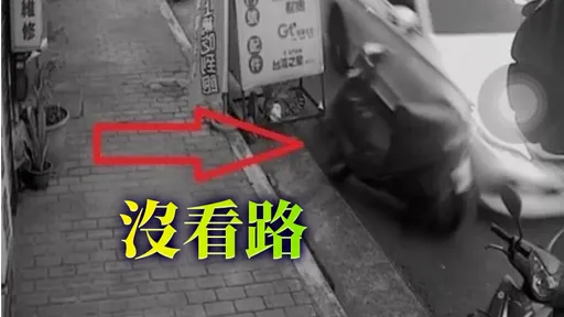 宾士男冲撞路边3机车落跑 推给音乐太大声!监视画面打脸