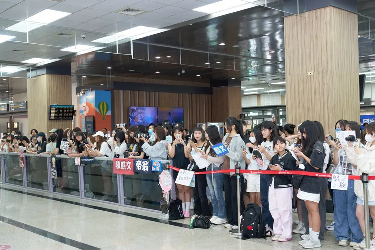 SEVENTOEIGHT的粉絲在機場熱情守候。天空娛樂提供