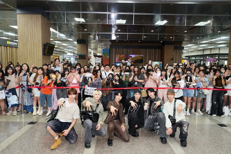 SEVENTOEIGHT返台被粉絲包圍接機。天空娛樂提供