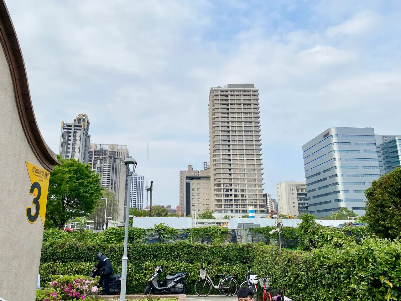 新北板橋的「T-PARK」園區, 目前亞東醫院捷運站旁的工地位置將由遠百進駐。莊偉祺攝