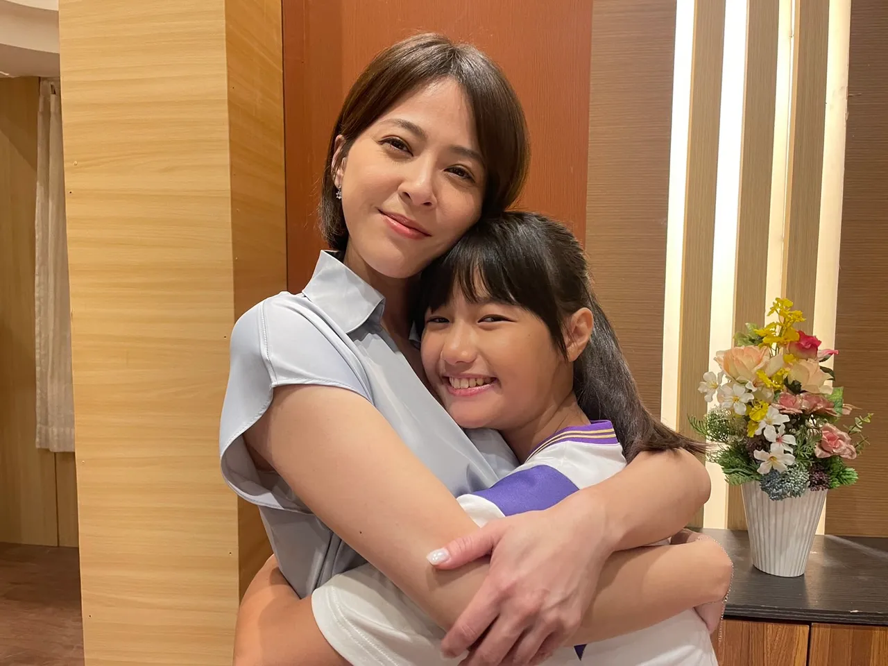 蘇晏霈緊抱女兒蕭晴曦,母愛噴發。民視提供