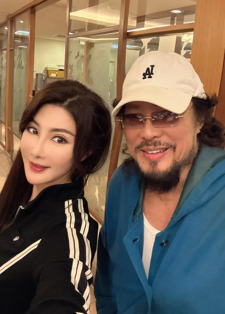 楊麗菁今年3月回花蓮老家巧遇張菲；看來菲哥很喜歡這頂白帽。翻攝楊麗菁臉書