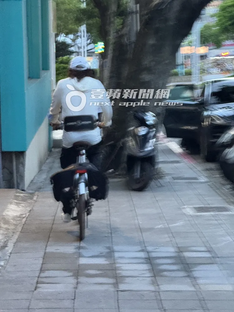 張菲昨天騎單車經過天母人行道。讀者提供