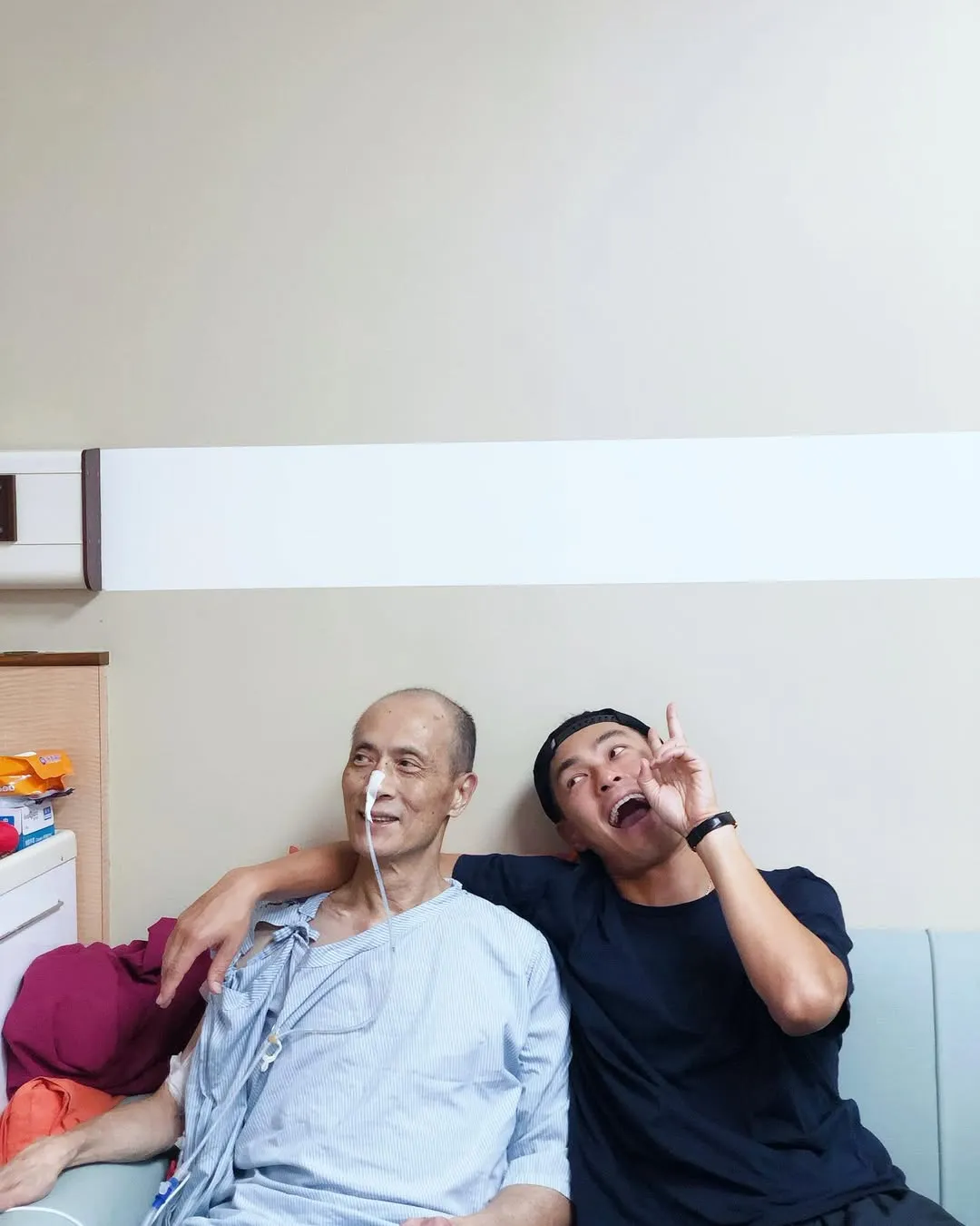 杨祐宁在爸爸身旁度过43岁生日。翻摄Brenda IG