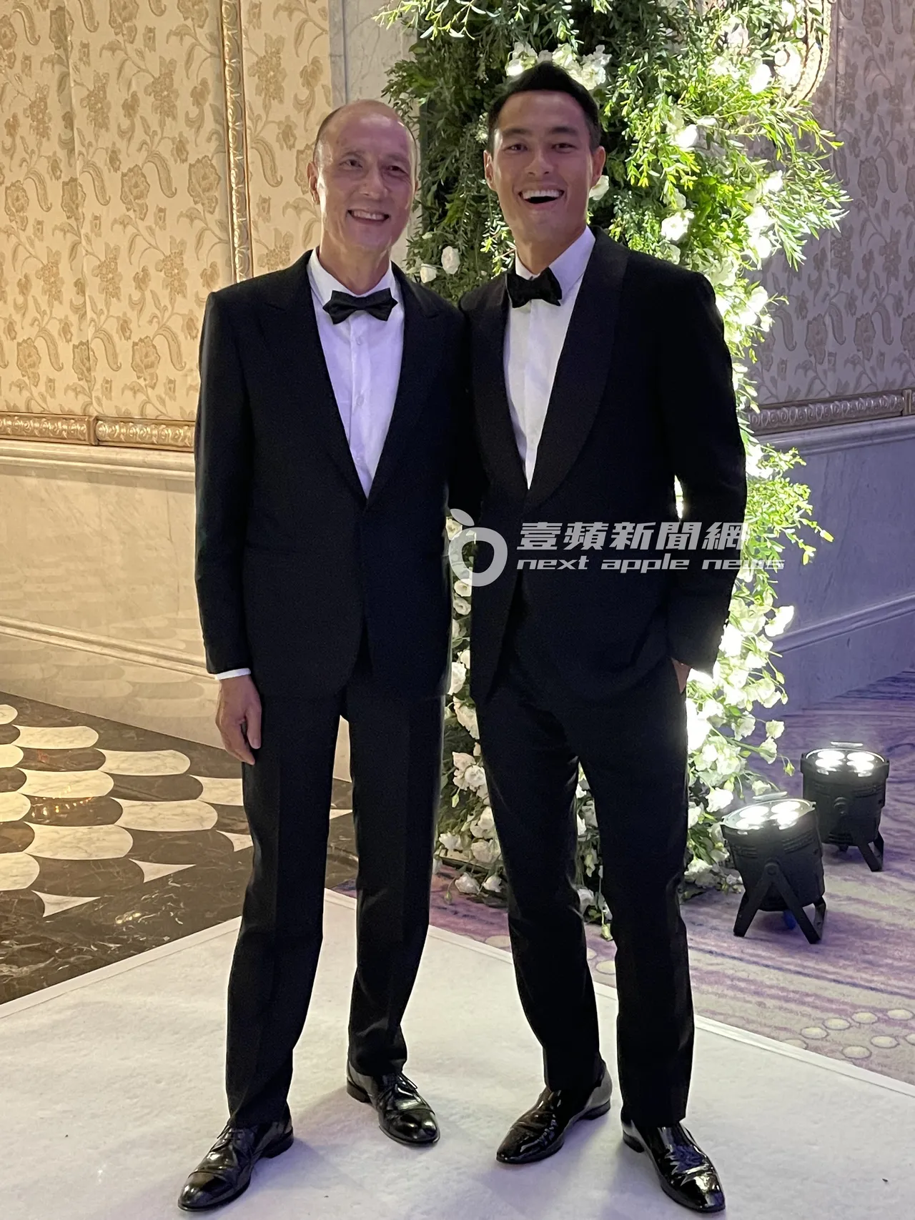 杨祐宁2022年补办婚礼,与爸爸留下帅气合照。娱乐中心摄