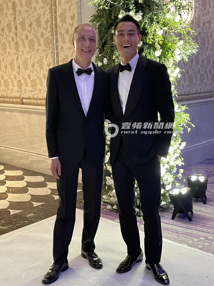 楊祐寧2022年補辦婚禮，與爸爸留下帥氣合照。娛樂中心攝