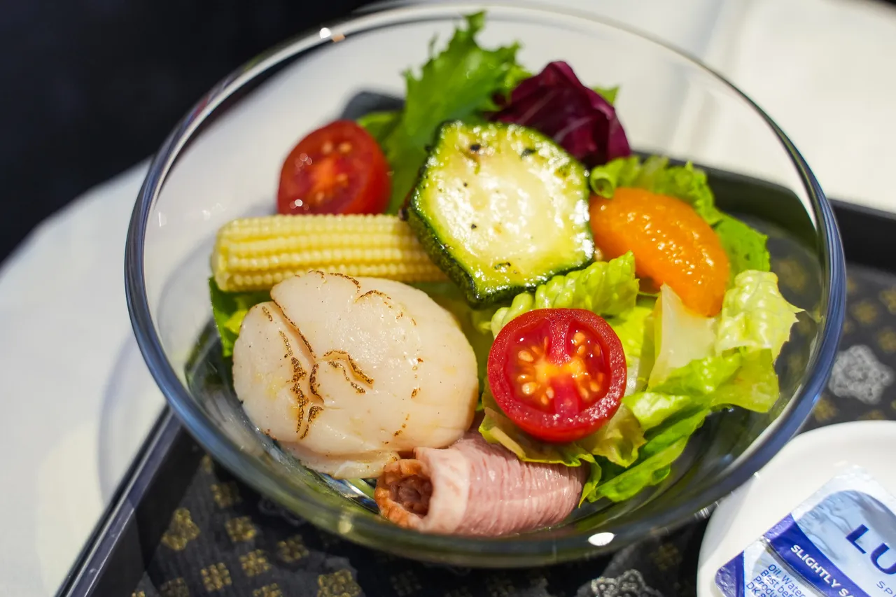 前菜「梅汁紫苏干贝樱桃鸭」酸甜开胃。田欣云摄影