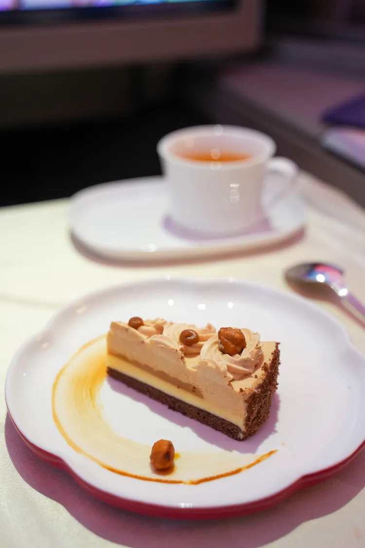 甜品為華航與法朋聯名的
「太妃糖雙層乳酪」蛋糕。田欣雲攝影