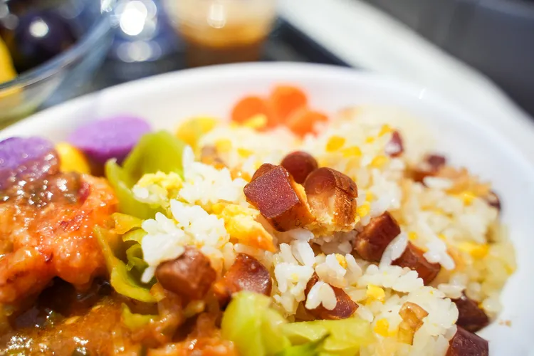 「乾燒明蝦烏魚子炒飯」選用嘉義野生烏魚子。田欣雲攝影