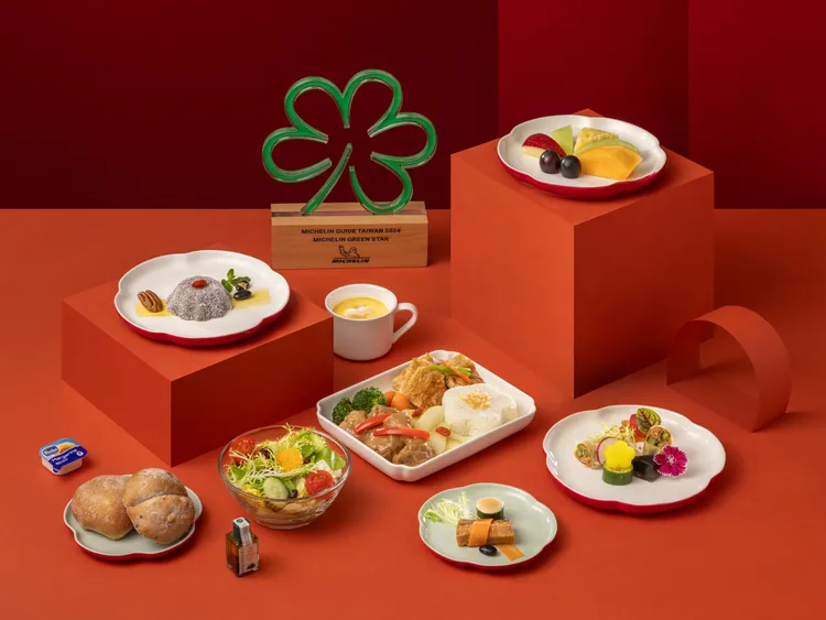 華航今年春季菜單攜手米其林綠星餐廳「陽明春天」，於豪華商務艙、商務艙推出蔬食網路獨享套餐「沙嗲猴頭菇椰香飯」。華航提供