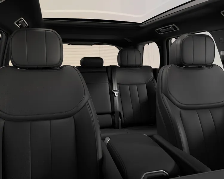 內裝以檀木黑Windsor leather溫莎皮革搭配尊貴黑飾板與檀木黑車內頂篷，雙前座配備 20 向電動加熱、通風與記憶功能，後座亦具備加熱、通風與電動角度調整，為全車乘員提供優雅而舒適的尊榮體驗。業者提供