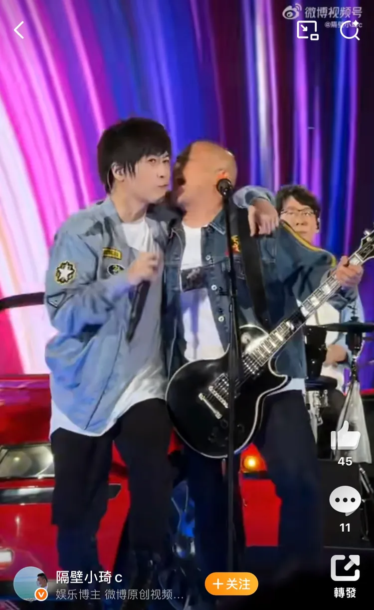 國璽（右）昨晚再度偷襲，強吻阿信左臉。翻攝微博