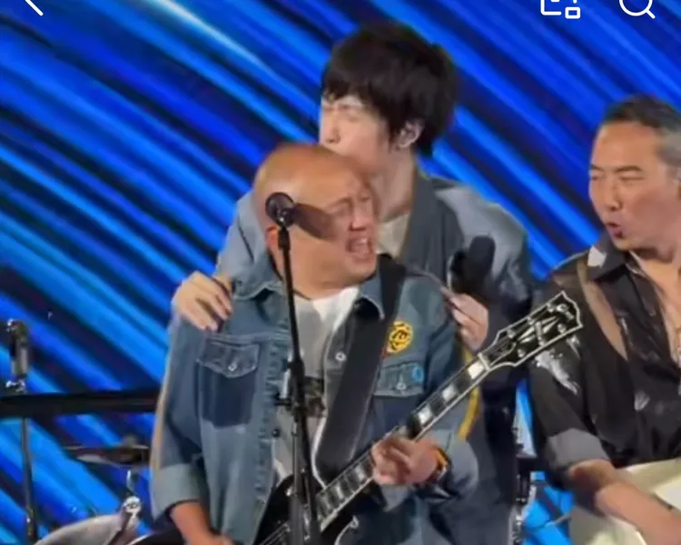 阿信回吻國璽光頭，讓全場看瘋了。翻攝微博