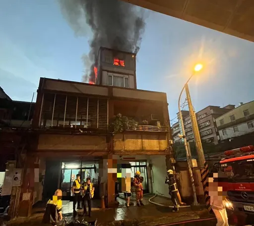 新北土城公寓5樓頂加鐵皮屋火警 「全面燃燒」烈焰濃煙直衝天際畫面曝