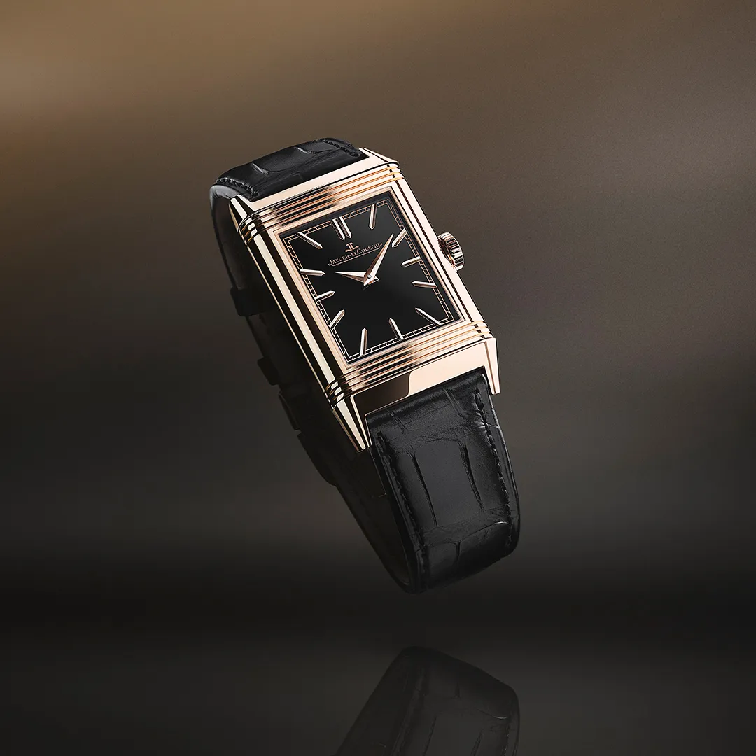 积家Reverso Tribute Enamel 'Horse' 翻转系列珐瑯腕表,45.6 x 27.4mm ,18K玫瑰金表壳 ,不透明黑色大明火珐瑯表盘 ,黑色鳄鱼皮表带 ,822 型手动上链机芯 ,动力储存42小时 ,防水深度30米 ,限量10只。品牌提供