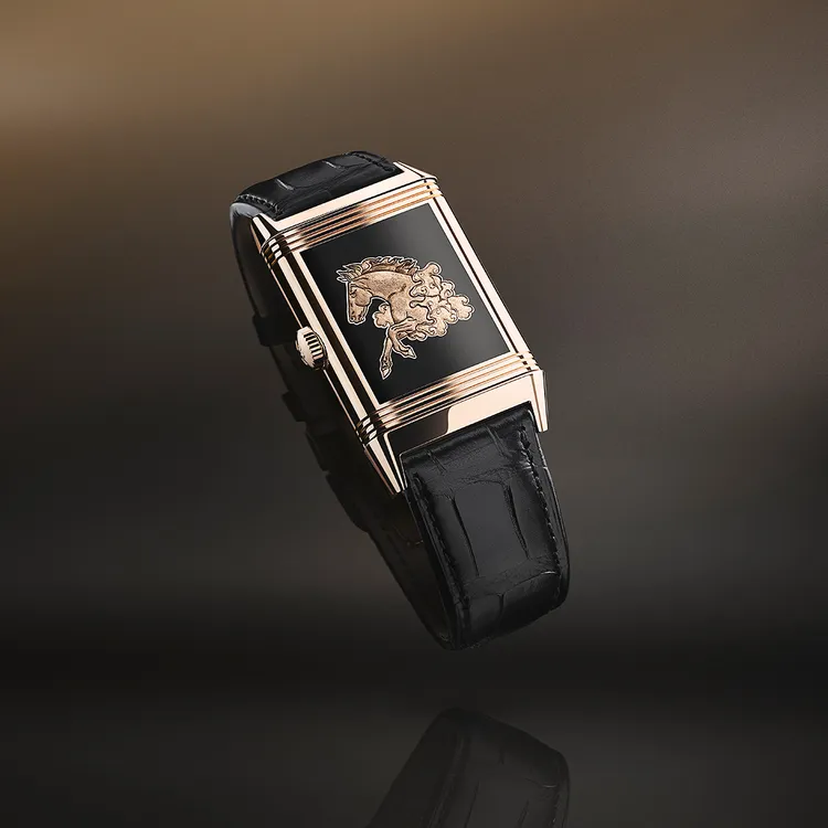積家Reverso Tribute Enamel 'Horse' 翻轉系列琺瑯腕錶，45.6 x 27.4mm ，18K玫瑰金錶殼 ，不透明黑色大明火琺瑯錶盤 ，黑色鱷魚皮錶帶 ，822 型手動上鍊機芯 ，動力儲存42小時 ，防水深度30米 ，限量10只。品牌提供