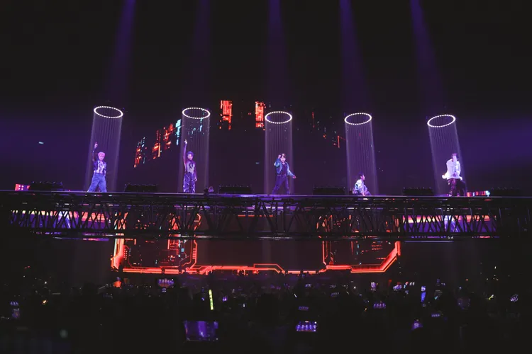 Energy5人懸空開唱。相信音樂提供