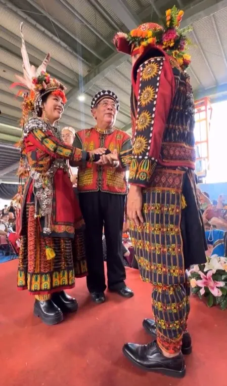 岳父把新娘子的手交到逸祥手上。翻攝逸祥臉書