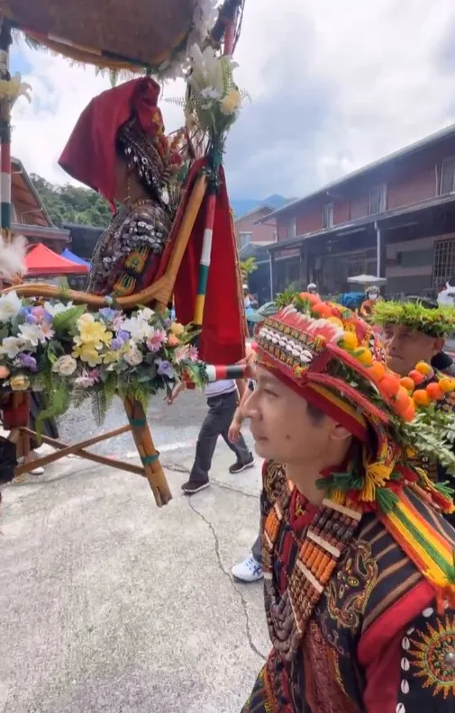 新娘蓋紅布坐轎子上，逸祥跟在旁邊。翻攝逸祥臉書