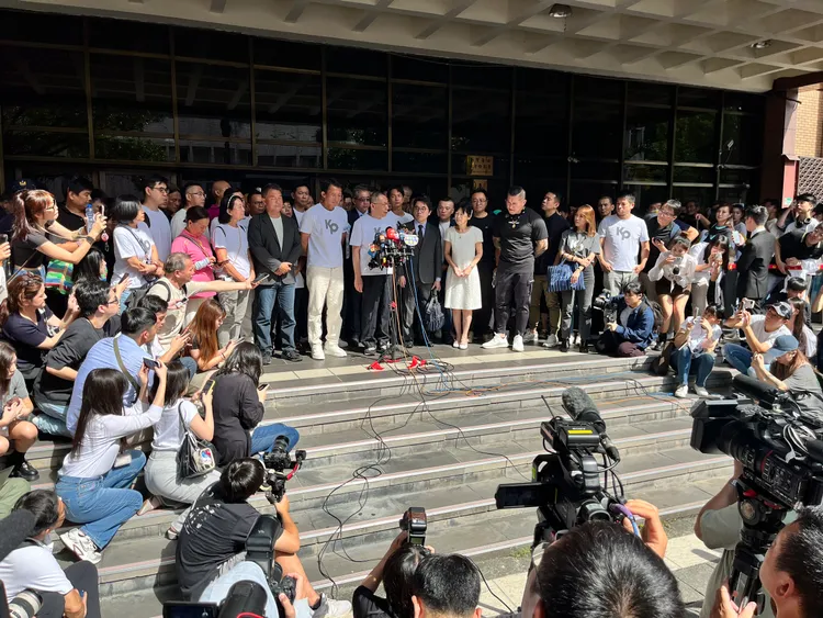 現場媒體超大陣仗等待柯文哲。彭欣偉攝