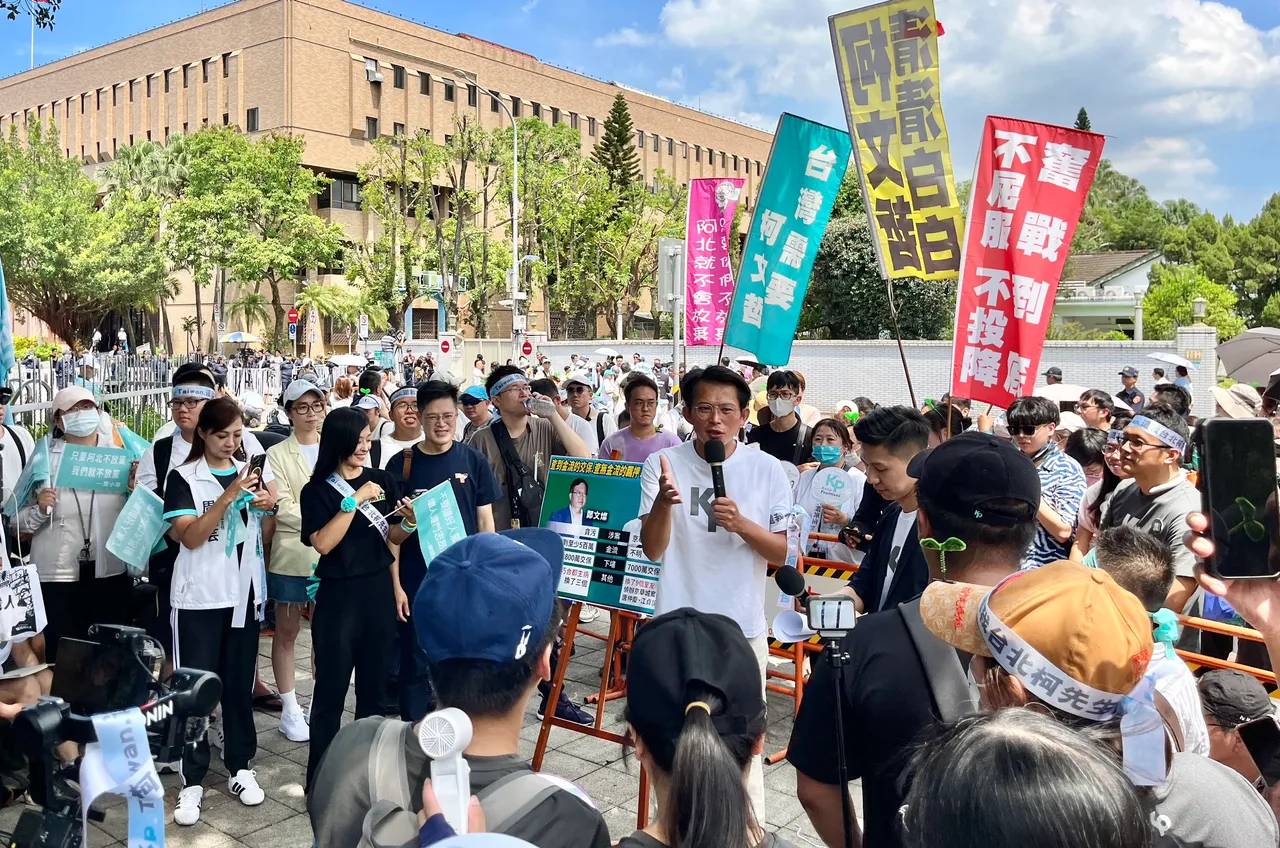 民众党主席黄国昌也在现场接阿北出来。庄宗达摄