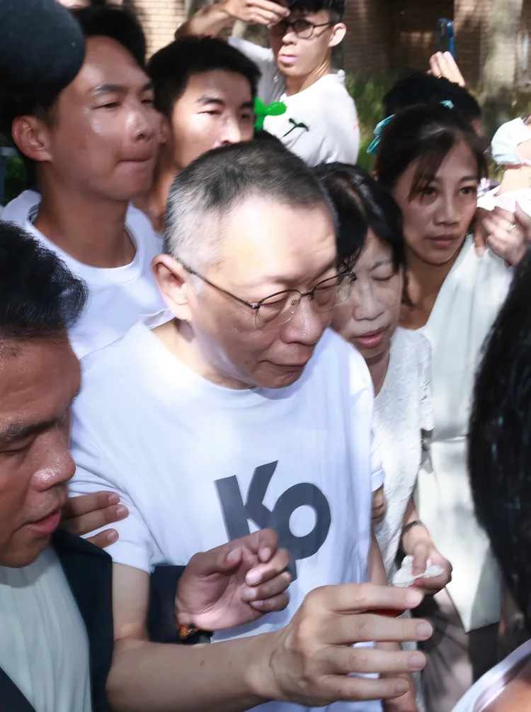 柯文哲離開北院。彭欣偉攝