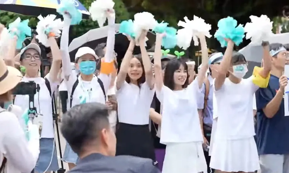 支持者于现场声援。翻摄自柯文哲YT