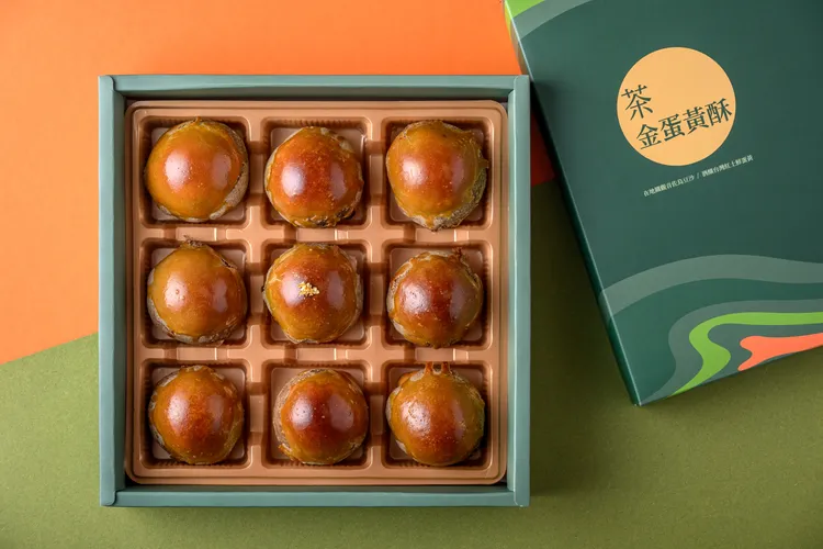 貓茶町「鐵觀音茶金蛋黃酥」共計三系列，8/31前預購皆可享好康優惠。「鐵觀音茶金璀璨禮盒」單一金箔原價850元，預購特價720元，8盒特價5720元，約85折。貓茶町提供