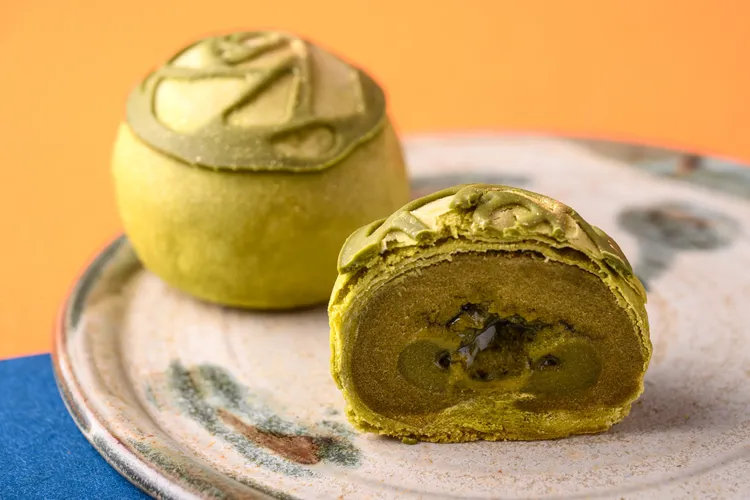 貓茶町「花香流心酥」從餡到皮包種茶全面入料，翠綠外皮結合茶巧克力玫瑰圖騰，典雅風尚雅痞最愛。貓茶町「花香流心酥」有3入及9入兩種規格，3入原價240元，2盒特價450元，5盒特價1050元。9入原價720元，特價650元，2盒特價1200元。貓茶町提供