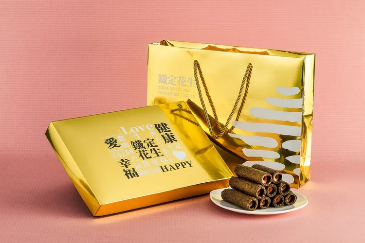 貓茶町「鐵定花生」鐵觀音花生夾心蛋捲 茶香、蛋香、花生香超飽滿，即日起至10/6「鐵定花生」鐵觀音花生夾心蛋捲，10入原價550元，2盒特價960元。貓茶町提供