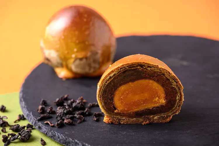 貓茶町「鐵觀音茶金蛋黃酥」每顆渾圓的蛋黃酥烏豆沙內餡及酥皮，都浸入了2g約超過50片茶中之王鐵觀音原片茶葉茶球研磨的茶粉，層層濃郁醇厚包圍，散發出帶有桂花及乳香，並有著獨特弱果酸香的鐵觀音茶韻。貓茶町提供