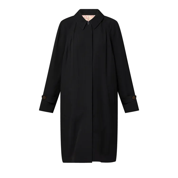 LV TRAVELS WITH GRACE CODDINGTON聯名系列。品牌提供