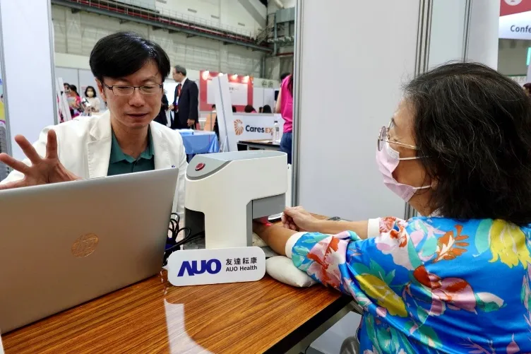 友达耘康与台北市中医师公会于「2025台北国际照顾博览会」携手合作,提供参访民众中医数位化检测体验与健康咨询。友达提供
