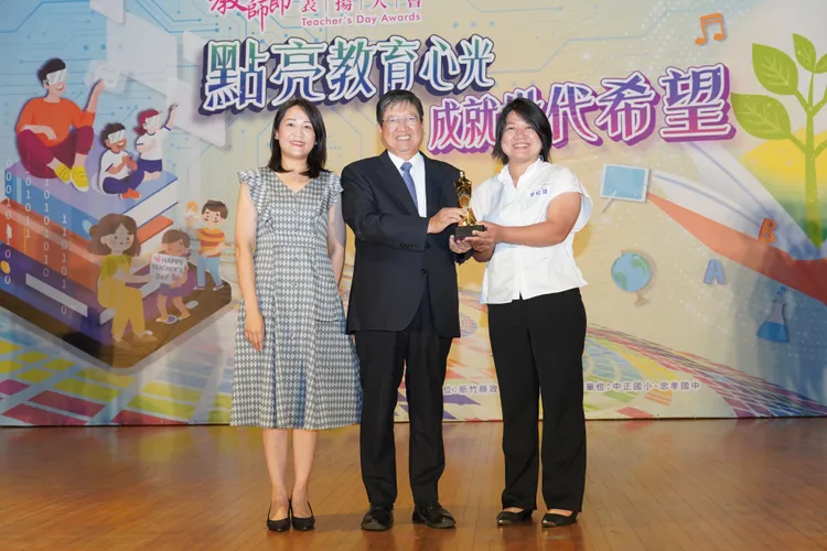 楊文科頒獎獲教育部師鐸獎的北埔國中李虹慧老師(右)。新竹縣府提供