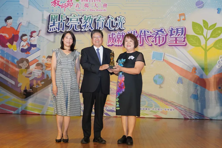 勝利國中王淑蘭校長(右)獲教育部師鐸獎。新竹縣府提供