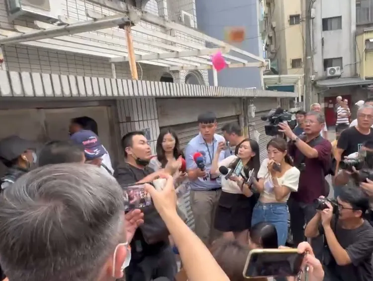 吃屎哥柯家門口灑冥紙。翻攝畫面