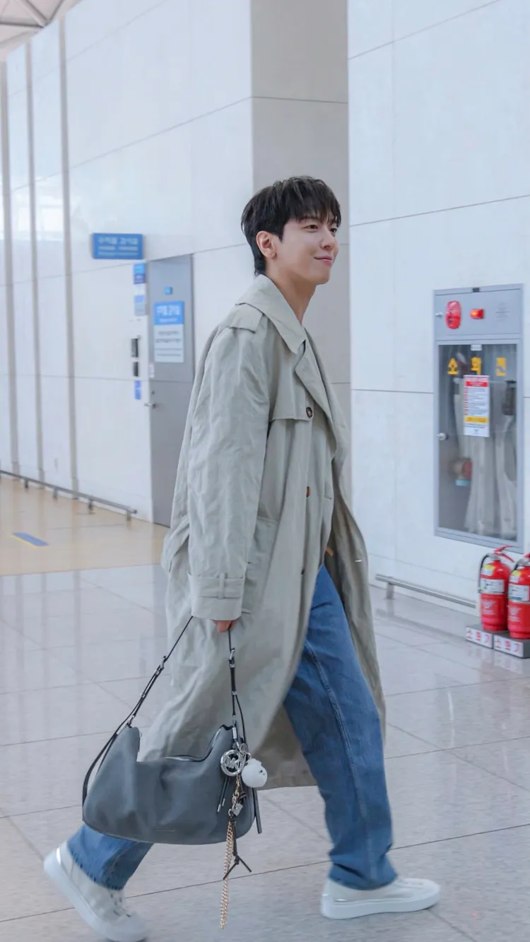 鄭容和包包上掛有小籠包吊飾，成為造型亮點。品牌提供